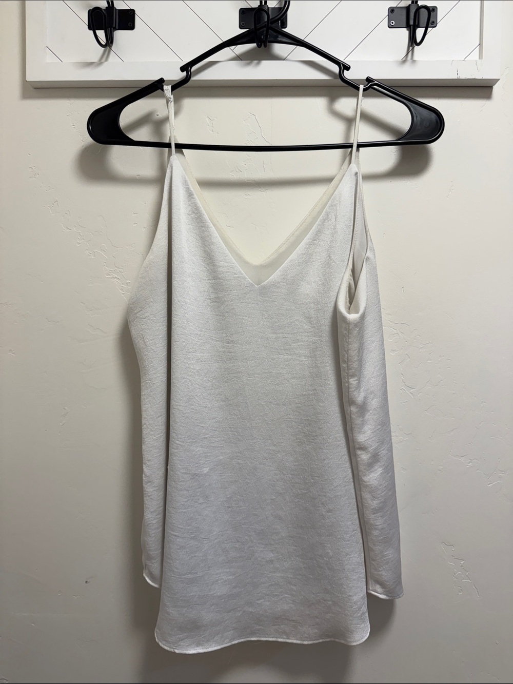 Express Women's White V-Neck Spaghetti Strap cami Top